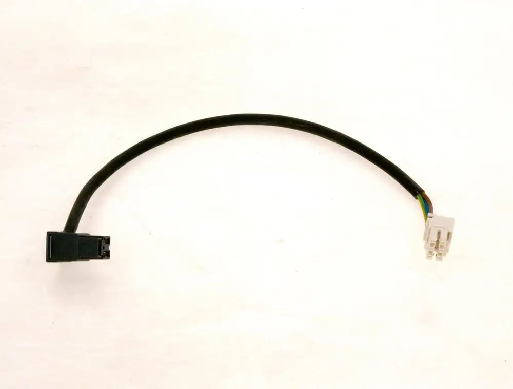 Verbindungsleitung mit zwei Steckverbindern, eine schwarz und eine weiß, mit mehreren farbigen Drähten. Produkt von Bosch, meist verwendet in elektrischen Anwendungen.